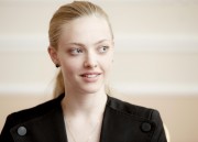Аманда Сейфрид (Amanda Seyfried) Letters to Juliet press conference portraits by Vera Anderson (Verona, May 2, 2010) - 11xHQ 62662d295858766