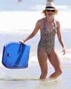 Наоми Уоттс (Naomi Watts) wearing a swimsuit at a beach in Australia,16.12.13 (72xHQ) 9a347e296579800