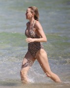 Наоми Уоттс (Naomi Watts) wearing a swimsuit at a beach in Australia,16.12.13 (72xHQ) 9d89d6296579990