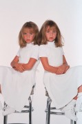 Мэри-Кейт, Эшли Олсен (Mary-Kate, Ashley Olsen) Charles W. Bush Photoshoot 1995 7b73b2297593309