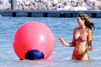 Luisa Zissman - Wearing a bikini in Dubai - December 2013 (MQ) .