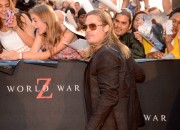 Брэд Питт (Brad Pitt) 'World War Z' New York Premiere, Duffy Square in Times Square (June 17, 2013) - 206xHQ 5bb075299069887