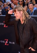 Брэд Питт (Brad Pitt) 'World War Z' New York Premiere, Duffy Square in Times Square (June 17, 2013) - 206xHQ 63a029299069583