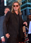 Брэд Питт (Brad Pitt) 'World War Z' New York Premiere, Duffy Square in Times Square (June 17, 2013) - 206xHQ 82e622299069511