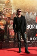 Брэд Питт (Brad Pitt) Attends at the opening of the 35th Annual Moscow International Film Festival in Moscow (June 20, 2013) - 51xHQ 8bc6fb299066672
