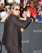 Брэд Питт (Brad Pitt) 'World War Z' New York Premiere, Duffy Square in Times Square (June 17, 2013) - 206xHQ Cf7c7c299069068