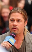 Брэд Питт (Brad Pitt) Appears on Good Morning America Show at ABC Studios in Times Square in NYC (June 17, 2013) - 34xHQ D5c089299066678