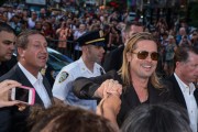 Брэд Питт (Brad Pitt) 'World War Z' New York Premiere, Duffy Square in Times Square (June 17, 2013) - 206xHQ 05ac96299070188