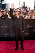 Брэд Питт (Brad Pitt) 'World War Z' New York Premiere, Duffy Square in Times Square (June 17, 2013) - 206xHQ 23ab5a299073058