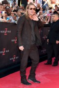 Брэд Питт (Brad Pitt) 'World War Z' New York Premiere, Duffy Square in Times Square (June 17, 2013) - 206xHQ 60e7ae299073009