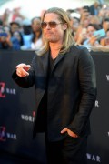Брэд Питт (Brad Pitt) 'World War Z' New York Premiere, Duffy Square in Times Square (June 17, 2013) - 206xHQ 7f64ac299072723