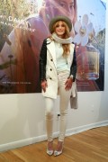 Белла Торн (Bella Thorne) Visits the Marc Jacobs Daisy Tweet Shop (New York, February 07, 2014) (37xHQ) 039801306961282
