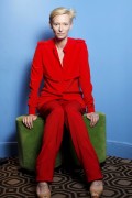 Тильда Суинтон (Tilda Swinton) Photoshoot in Paris (September 15, 2010) (1xHQ) Fb67da308201842