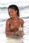 Рианна (Rihanna) On the beach, Barbados, 2013-12-28 (82xHQ) 39a14f309924396
