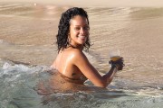 Рианна (Rihanna) On the beach, Barbados, 2013-12-28 (82xHQ) 7eef38309924560