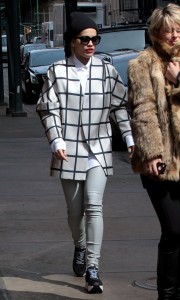 Nuevas fotos UHQ sin marcas de Rita Ora caminando en NY- 13 Marzo