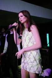 Софи Эллис-Бекстор (Sophie Ellis Bextor) performing by candlelight for the WWF Earth Hour in London 3/30/14 - 27 HQ 533f2e317859427