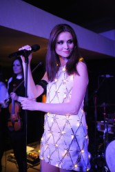 Софи Эллис-Бекстор (Sophie Ellis Bextor) performing by candlelight for the WWF Earth Hour in London 3/30/14 - 27 HQ 6d74cd317859300