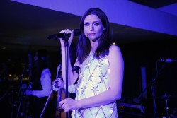 Софи Эллис-Бекстор (Sophie Ellis Bextor) performing by candlelight for the WWF Earth Hour in London 3/30/14 - 27 HQ Aedd8f317859434