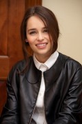 Эмилия Кларк (Emilia Clarke) Game of Thrones Press Conference, Grosvenor House Hotel, London, 5.14.2012 (25xHQ) 438edc323174563