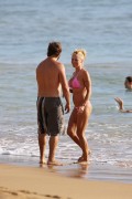 Памела Андерсон (Pamela Anderson) - in bikini on beach  Hawaii, 2013.08.08 (12xHQ) 1554fb325655005