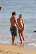 Памела Андерсон (Pamela Anderson) - in bikini on beach  Hawaii, 2013.08.08 (12xHQ) Acc9e9325654994