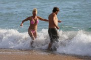 Памела Андерсон (Pamela Anderson) - in bikini on beach  Hawaii, 2013.08.08 (12xHQ) Bb6833325654984