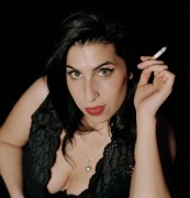 Эми Уайнхаус (Amy Winehouse) Carolyn Djanogly Photoshoot 2004 - 4xHQ C94e79325798505
