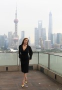 Анджелина Джоли (Angelina Jolie)   Photograph session for Maleficent in Shanghai, China on June 3, 2014 - 5xHQ Ca9087330880050
