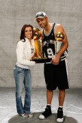 Ева Лонгория и Тони Паркер (Eva Longoria, Tony Parker) 2007 NBA Championship - 2xHQ  8d6dd7336527495