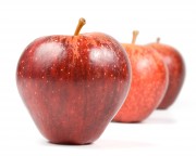 Красные яблоки на белом фоне (Red apple) 8c6bc3336609978