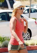 Бритни Спирс (Britney Spears) grabbing a coffee at Starbucks in Westlake Village, 22.07.2014 (19xHQ) 04f1c5341434652