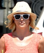 Бритни Спирс (Britney Spears) grabbing a coffee at Starbucks in Westlake Village, 22.07.2014 (19xHQ) 781944341434646