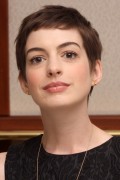 Энн Хэтэуэй (Anne Hathaway) пресс конференция фильма The Dark Knight Rises,фото Munawar Hosain (Беверли Хиллс,8 июля 2012) (19xHQ) 27a43b342564236