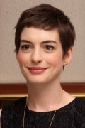 Энн Хэтэуэй (Anne Hathaway) пресс конференция фильма The Dark Knight Rises,фото Munawar Hosain (Беверли Хиллс,8 июля 2012) (19xHQ) 69572b342564215