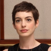 Энн Хэтэуэй (Anne Hathaway) пресс конференция фильма The Dark Knight Rises,фото Munawar Hosain (Беверли Хиллс,8 июля 2012) (19xHQ) Af62da342564228