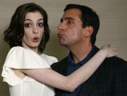Энн Хэтэуэй и Стив Карелл (Anne Hathaway, Steve Carell) Mario Anzuoni portrait session, 2008.05.30 - 9xHQ D0668f342581491