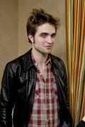 Роберт Паттинсон (Robert Pattinson) The Twilight Saga New Moon Press Conference, Beverly Hills, November 6, 2009 - 66xHQ 5a9fe7342629347