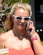 Бритни Спирс (Britney Spears) Starbucks in Thousand Oaks, 11.08.2014 - 79хHQ Bbe8aa347448890