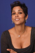 Холли Берри (Halle Berry) Frankie and Alice press conference portraits by Munawar Hosain (Hollywood, November 30, 2010) (103HQ) Ded701348136980