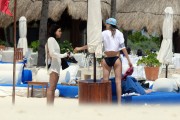 Кара Делевинь и Мишель Родригес (Michelle Rodriguez, Cara Delevigne) at beach in Cancún, Mexico, 2014.03.28 (58xHQ) 9c56f8349072303