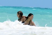 Кара Делевинь и Мишель Родригес (Michelle Rodriguez, Cara Delevigne) at beach in Cancún, Mexico, 2014.03.28 (58xHQ) B0b4d7349072398