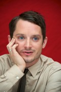 Элайджа Вуд (Elijah Wood) The Hobbit An Unexpected Journey Press Conference at the London Hotel in New York City, 05.12.12 - 5xHQ D0fb89351015895