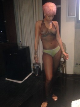 Nuevas fotos de Rihanna desnuda!