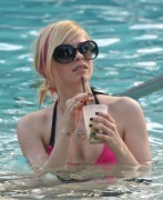 Аврил Лавин (Avril Lavigne) Bikini In Miami - 8xHQ A1962a355285419