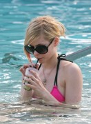 Аврил Лавин (Avril Lavigne) Bikini In Miami - 8xHQ B9fff1355285422