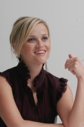 Риз Уизерспун (Reese Witherspoon) Four Christmases press conference portraits by Munawar Hosain , Beverly Hills - 16.11.2008 (74xHQ) 3bb033355595615