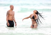 Мелани Браун, Стефен Белафонте (Melanie Brown, Stephen Belafonte) Bikini candids on the beach in Mexico - 07.09.14 (39хHQ) 31d38f356857661