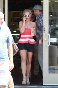 Бритни Спирс (Britney Spears) Starbucks in Thousand Oaks, 11.08.2014 - 80xHQ 7541c4356857140