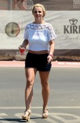 Бритни Спирс (Britney Spears) Has lunch at Wildflour Bakery & Cafe in Thousand Oaks, 22.08.2014 - 33xHQ C76260356856860